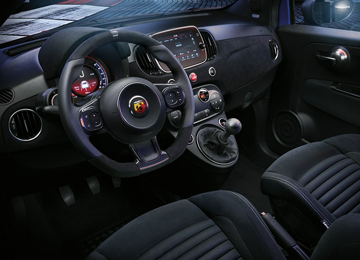 https://www.abarth.de/content/dam/abarth/gamma/595-competizione-my21/03-tabs/tablet/abarth-595-competizione-tab-tech-racing-inspired-interiors-T-720x520.jpg